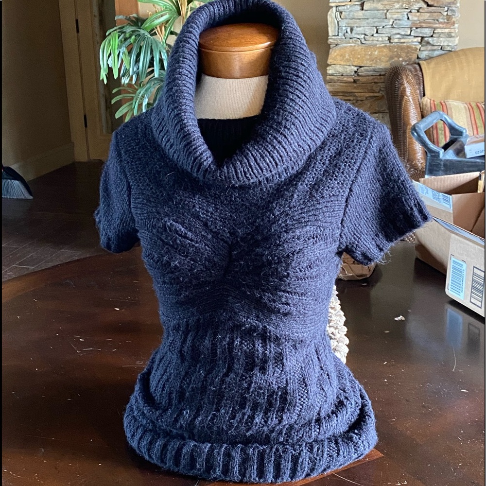 BCBGMaxAzria S/S cowl neck sweater. Black. Small